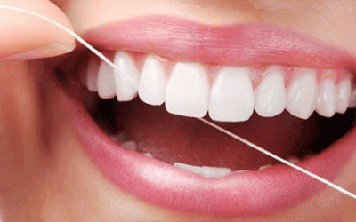 Чистка зубной нитью